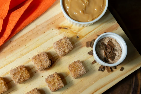 Dadinhos de tapioca com canela e doce de leite